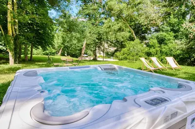 Piscine de l'établissement Château le Fresne ou située à proximité