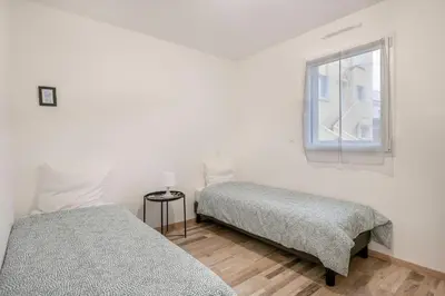 Un ou plusieurs lits dans un hébergement de l'établissement Maison récente en bord de mer - 15m de la plage