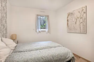 Un ou plusieurs lits dans un hébergement de l'établissement Maison récente en bord de mer - 15m de la plage