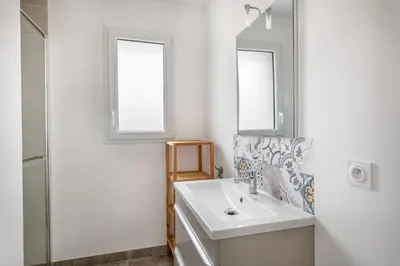 Salle de bains dans l'établissement Maison récente en bord de mer - 15m de la plage