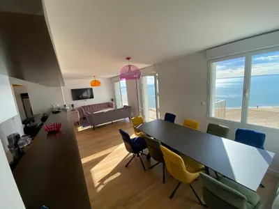 Un ou plusieurs lits dans un hébergement de l'établissement Duplex face mer tout confort sur la plage /tennis