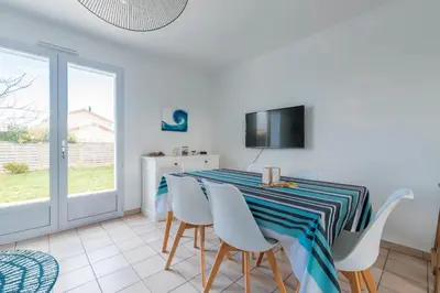 Télévision ou salle de divertissement dans l'établissement La Marine - Parking - 500m du Golf