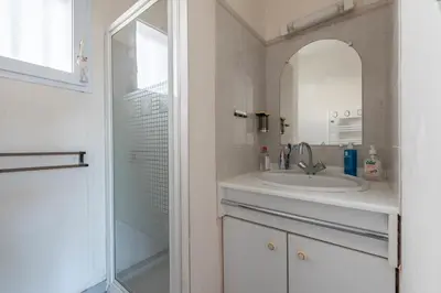 Salle de bains dans l'établissement La Marine - Parking - 500m du Golf