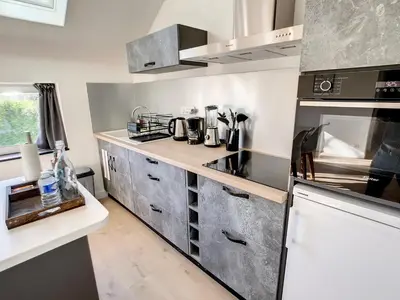 Cuisine ou kitchenette dans l'établissement Résidence L'Hermitière, CADRE VERDOYANT-FONCTIONNEL-GRAND CONFORT-PARKING WIFI GRATUIT