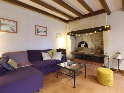 Coin salon dans l'établissement Jolie maison en pierre avec jardin privatif, proche de la Loire et des châteaux, animaux bienvenus - FR-1-622-23