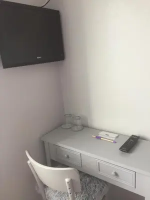 Télévision ou salle de divertissement dans l'établissement Auberge du Calvaire