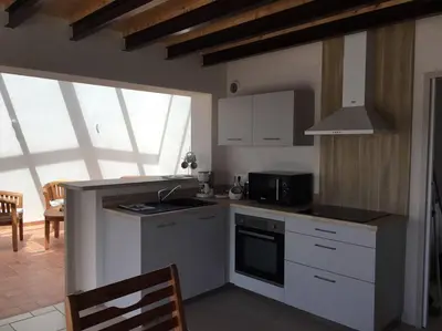 Cuisine ou kitchenette dans l'établissement Maison au Vieil à NOIRMOUTIER