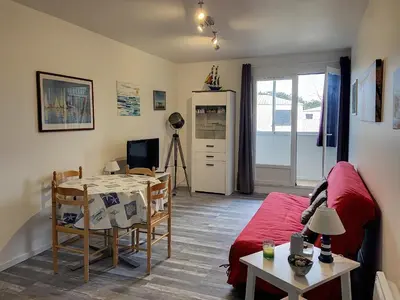 Télévision ou salle de divertissement dans l'établissement Appartement Familial Proche Plage et Forêt avec Parking Privé - FR-1-652-4