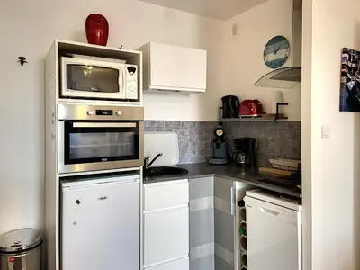 Cuisine ou kitchenette dans l'établissement Appartement Familial Proche Plage et Forêt avec Parking Privé - FR-1-652-4