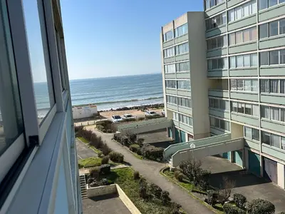 Vue générale sur la mer ou vue sur la mer prise depuis l'appartement