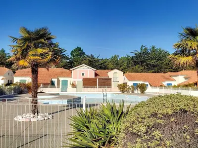 Piscine de l'établissement Maison avec piscine chauffée, à 500m de la plage et proche forêt - Terrasse, vélos inclus - FR-1-652-3 ou située à proximité