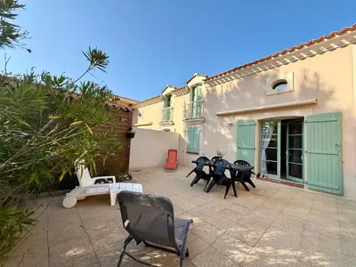 Terrasse ou espace extérieur de l'établissement Maison avec piscine chauffée, à 500m de la plage et proche forêt - Terrasse, vélos inclus - FR-1-652-3