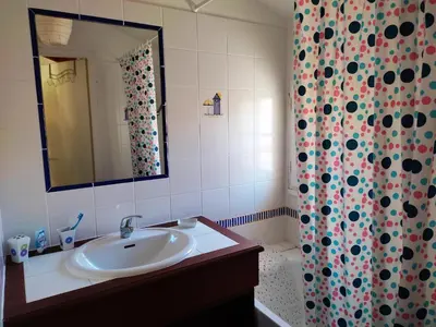 Salle de bains dans l'établissement Maison avec piscine chauffée, à 500m de la plage et proche forêt - Terrasse, vélos inclus - FR-1-652-3