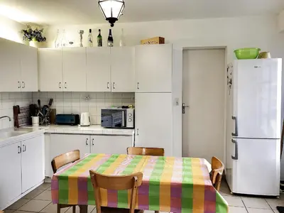 Cuisine ou kitchenette dans l'établissement Maison Charmante Près Plage et Forêt, 5 Ch., Jardin, Parking, Quartier Calme - FR-1-652-2