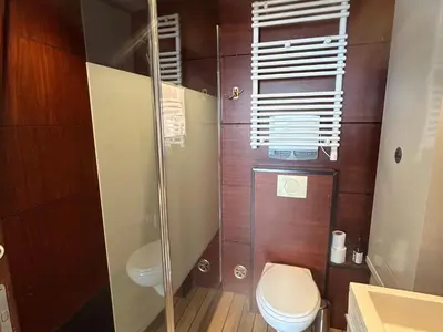 Salle de bains dans l'établissement Studio charmant face mer accès plage, balcon, parking - FR-1-652-14