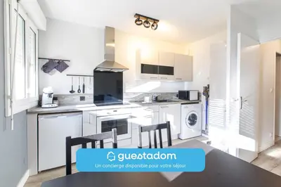 Cuisine ou kitchenette dans l'établissement Létanduère - Wifi - Tramway