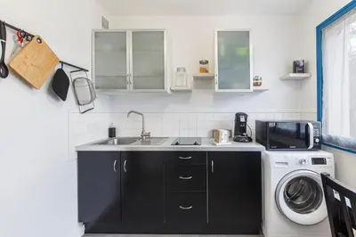 Cuisine ou kitchenette dans l'établissement Frémur - Wifi - Parking - Balcon