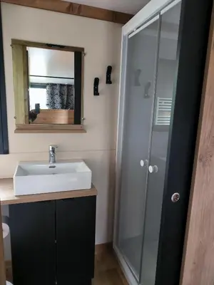 Salle de bains dans l'établissement Camping Onlycamp du Moulin