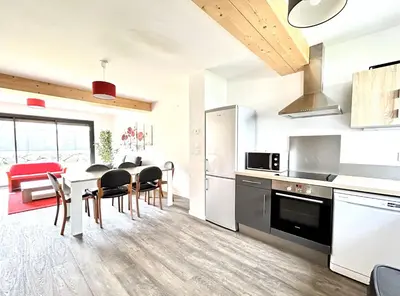 Cuisine ou kitchenette dans l'établissement Du vignoble à l'Atlantique - Résidence Montifault gîtes du 2 au 3 pièces