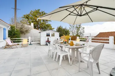 Balcon ou terrasse dans l'établissement Maison à Barbâtre pour 10 - 450m de la plage