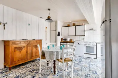 Cuisine ou kitchenette dans l'établissement Maison à Barbâtre pour 10 - 450m de la plage