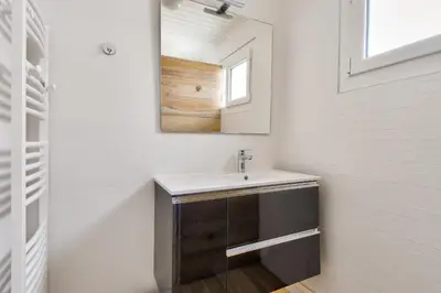 Salle de bains dans l'établissement Maison à Barbâtre pour 10 - 450m de la plage