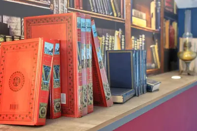Bibliothèque dans la maison d'hôtes