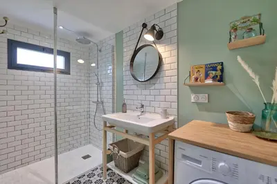 Salle de bains dans l'établissement Maisonnette avec terrasse et parking - Madeleine, il était une fois