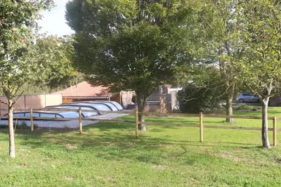 Jardin de l'établissement Gîte avec piscine ,près de Chantonnay