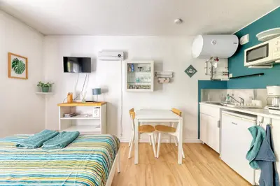 Cuisine ou kitchenette dans l'établissement Charmant studio à 5 minutes de la mer à pied