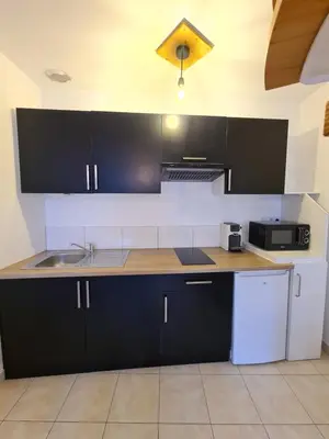 Cuisine ou kitchenette dans l'établissement Appartement Samuel centre ville Les Herbiers, 10 min du Puy du Fou