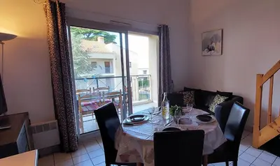 Coin salon dans l'établissement APPARTEMENT AU CALME AVEC PISCINE ET PARKING dans résidence securisée