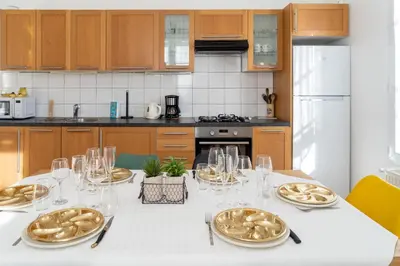 Cuisine ou kitchenette dans l'établissement Maison de bourg à deux pas de la mer