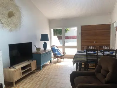 Télévision ou salle de divertissement dans l'établissement Charmante Maison 3 Chambres - 6 Personnes - Proche Plage - FR-1-323-252