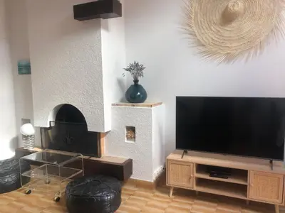 Télévision ou salle de divertissement dans l'établissement Charmante Maison 3 Chambres - 6 Personnes - Proche Plage - FR-1-323-252