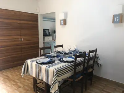 Télévision ou salle de divertissement dans l'établissement Charmante Maison 3 Chambres - 6 Personnes - Proche Plage - FR-1-323-252