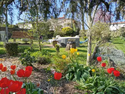 Jardin de l'établissement La Cabane Insolite
