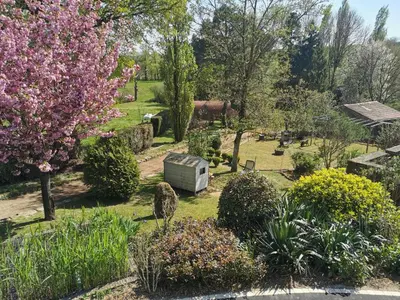 Jardin de l'établissement La Cabane Insolite