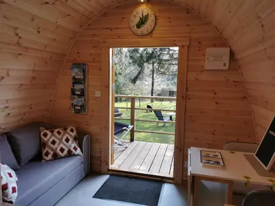 Télévision ou salle de divertissement dans l'établissement La Cabane Insolite