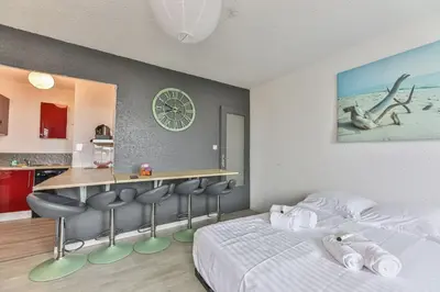 Un ou plusieurs lits dans un hébergement de l'établissement Les Mouettes - 450m de la mer - Balcon
