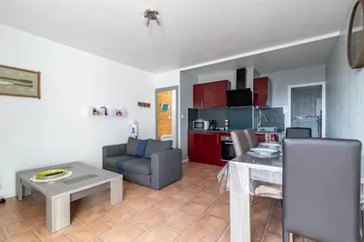 Cuisine ou kitchenette dans l'établissement À 600m de la plages des Becs, appartement pour 2