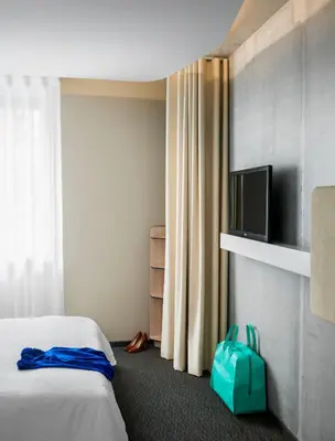 Télévision ou salle de divertissement dans l'établissement OKKO Hotels Nantes Centre Ville