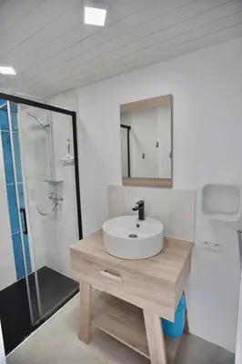 Salle de bains dans l'établissement VUE MER PREFAILLES, PLAGE à 50m