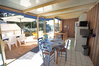 Cuisine ou kitchenette dans l'établissement VUE MER PREFAILLES, PLAGE à 50m