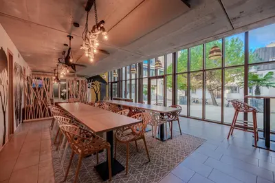 Restaurant ou autre lieu de restauration dans l'établissement Résidence Nemea Montecristo