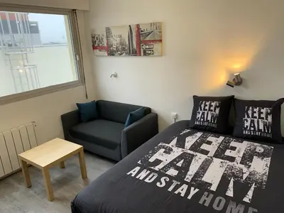 Coin salon dans l'établissement Studio entièrement rénové avec parking gratuit