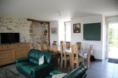 Télévision ou salle de divertissement dans l'établissement The 2 Gites Saphir et Rubis