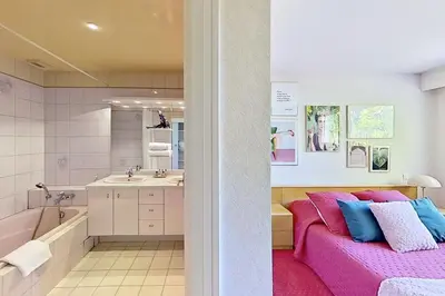 Salle de bains dans l'établissement Les Jardins de la Muse, piscine couverte, spa et fitness