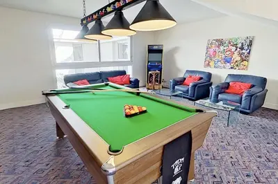 Billard dans l'établissement Les Jardins de la Muse, piscine couverte, spa et fitness