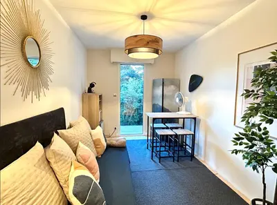 Télévision ou salle de divertissement dans l'établissement Les Jardins de la Muse, piscine couverte, spa et fitness